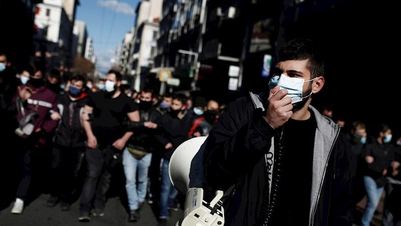 Los manifestantes desbordaron las calles de Aténas y Salónica a pesar de las restricciones por coronavirus para demostrar su descontento con la propuesta parlamentaria.