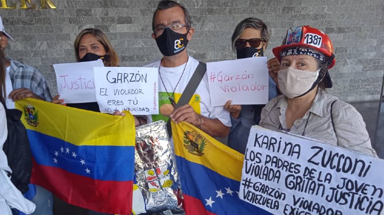 Frente a la embajada argentina en Caracas se pronuciaron este viernes representantes del movimiento 