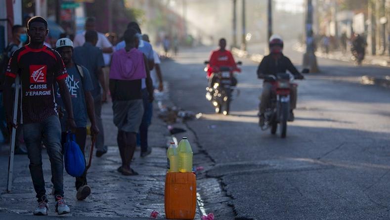 En las calles de la ciudad capital de Haití, Puerto Príncipe, parte del comercio informal se mantuvo en las calles para suplir con aquellas necesidades que corresponde a las empresas que no tuvieron actividad.