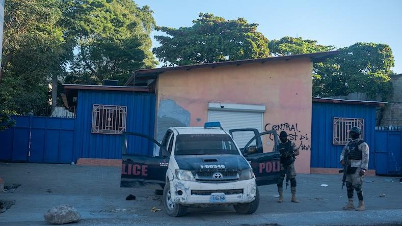 La Policía de Haití se ha desplegado en varios sectores para hacer presencia en las calles haitianas en donde los enfrentamientos armados forman parte de una cotidianidad rechazada por su población.
