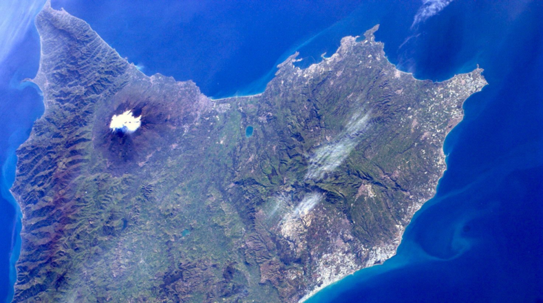 La NASA captó excelentes imágenes espaciales del evento natural en Sicilia, Italia.