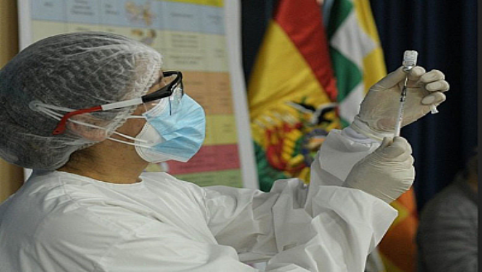 La mayoría de las vacunas contra la Covid-19 requieren de dos dosis para conseguir una máxima protección, según el Ministerio de Salud boliviano.