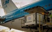 El vuelo KL701 que salió de Beijing hizo escala en el aeropuerto de Amsterdam antes de arribar a la Argentina.