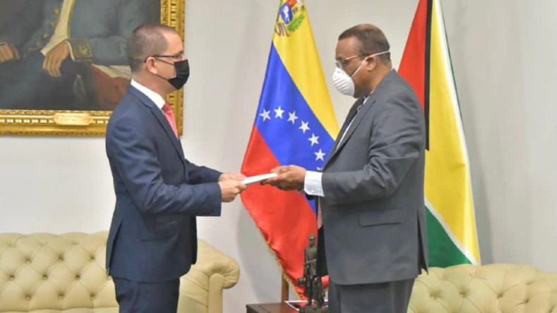 Venezuela y Guyana sostienen un contencioso bilateral, el cual se remonta al pasado colonial de la región esequiba y al influencia de potencias imperialistas en la zona.