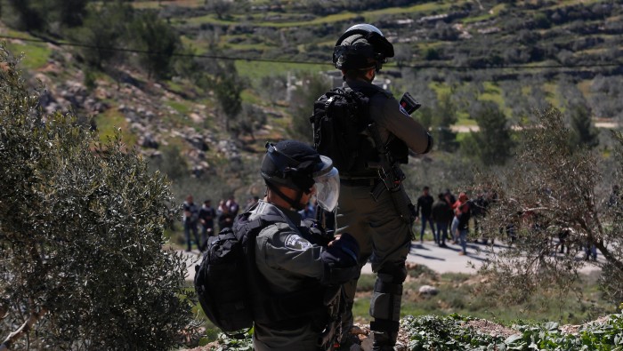 Los palestinos sufren diariamente los asaltos israelíes en Cisjordania con el pretexto de encontrar palestinos buscados