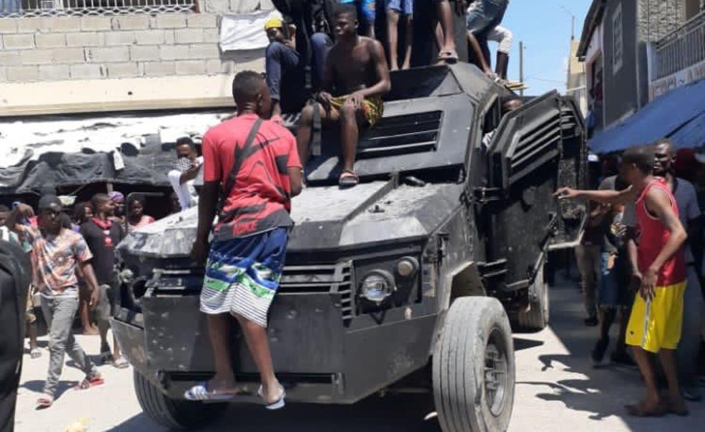 La capital haitiana se encuentra en un clima de tensión bajo el efecto combinado de varias protestas, la represión y la acción de bandas paramilitares.