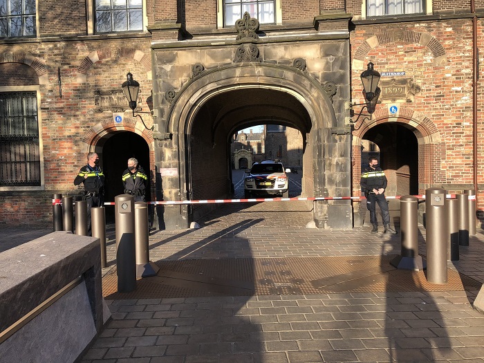 Tras ser evacuado el complejo Binnenhof, sede del Parlamento, los agentes policiales investigaron en el lugar para descartar la presencia de un artefacto explosivo.