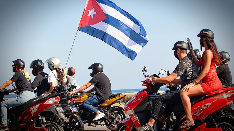 Por varios kilómetros del malecón habanero, cubanos de todas las edades se sumaron a la caravana en bicicletas, motorinas, carros, cocotaxis y otros medios de transporte.
