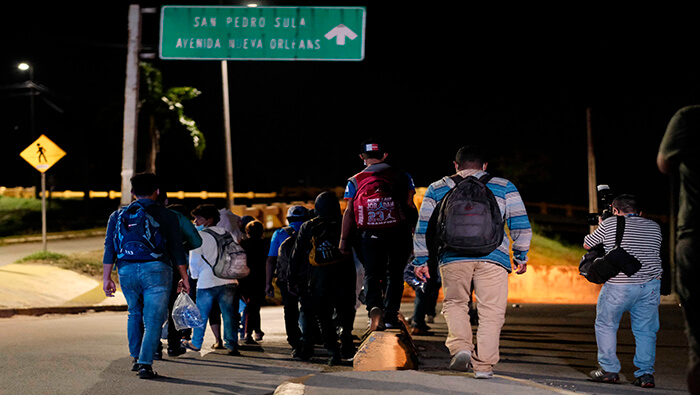 Varios migrantes retornan a la ciudad de San Pedro Sula tras no llegar a la frontera con Guatemala,