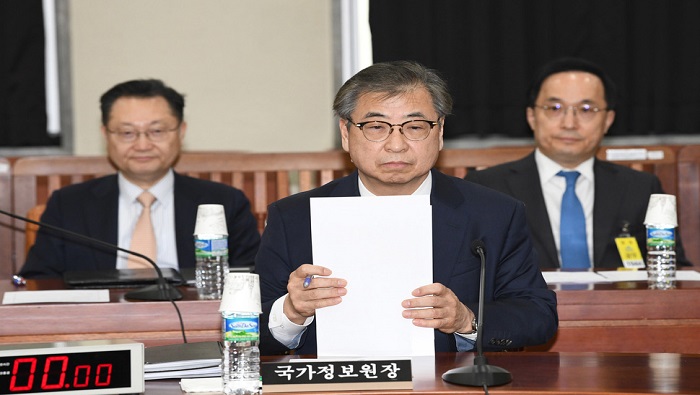 El director del Servicio Nacional de Inteligencia surcoreano, Suh Hoon, solicitó a su par estadounidense entender la posición de su nación.