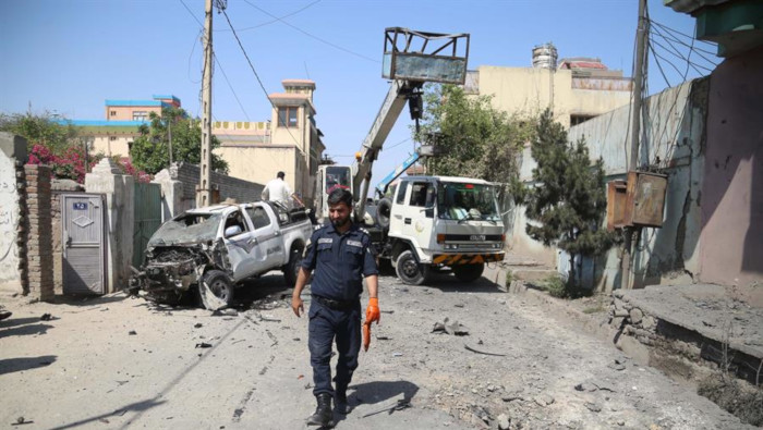 Un miembro de las fuerzas de seguridad afganas inspecciona la escena de un atentado contra un vehículo del departamento de suministro eléctrico en Jalalabad este jueves.