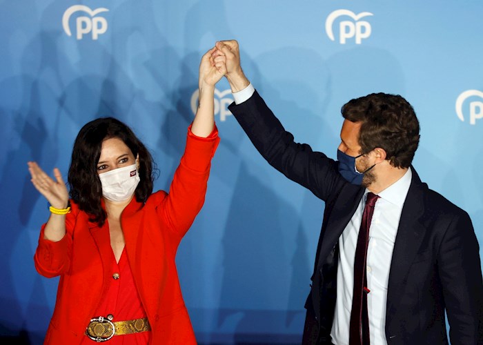 El líder del PP, Pablo Casado, y la ganadora de los comicios han aparecido desde el balcón de Génova para agradecer el apoyo en las urnas.