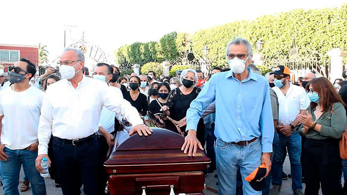 Familiares y amigos del candidato a la alcaldía de Cajeme, Abel Murrieta, asistieron el viernes a su funeral.