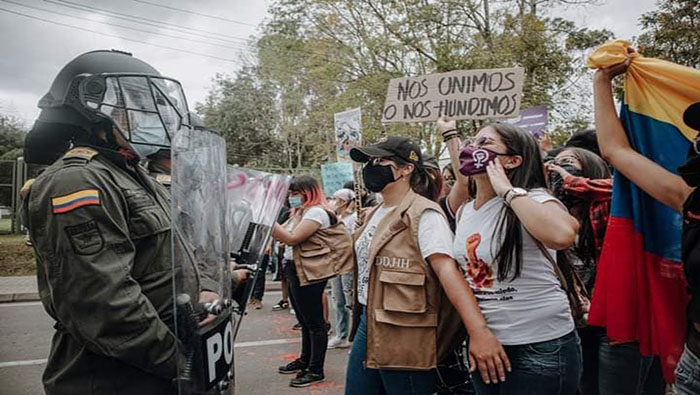 El documento revela que organizaciones feministas han denunciado a miembros de la Policía que amedrentan a las mujeres que participan en las marchas.