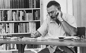 Ernest Hemingway, el Dios de Bronce de la literatura estadounidense, es reconocido como uno de los mejores escritores del siglo XX. 