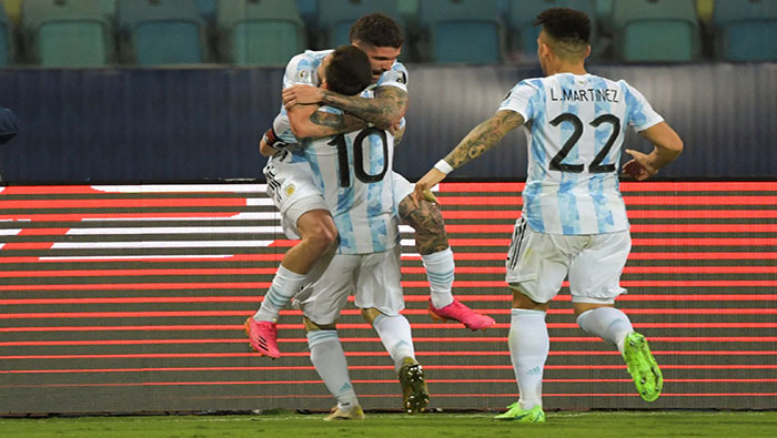 Para cerrar con broche de oro el encuentro, Lionel Messi en los minutos de descuento, marcó la tercera conquista con un soberbio tiro libre que venció la resistencia ecuatoriana.