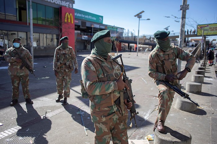 Frente al incremento de la violencia, el presidente sudafricano ha enviado tropas para contener las peores protestas en 30 años.