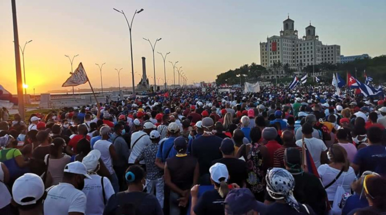 Miles de cubanos rechazon la campaña que acompaña a los intentos de desestabilización orquestados desde el exterior contra la nación caribeña.