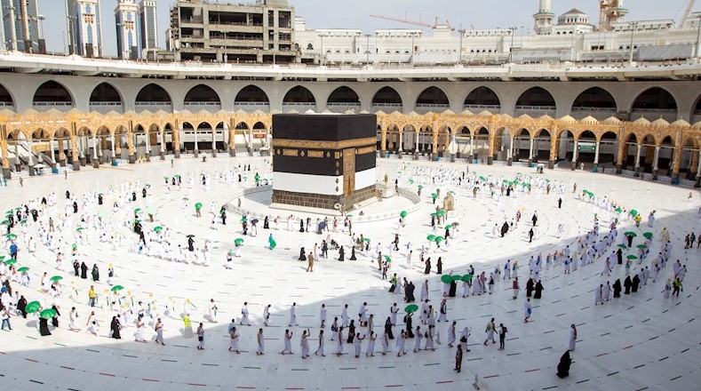 Los musulmanes llegan a La Meca donde está la Kaaba, construida por el profeta Abraham y su hijo, el profeta Ismael, donde comenzó la religión islámica. Allí nació el profeta Muhammad, quien recibió las primeras revelaciones de Alá (Dios en árabe) que se convirtieron en el Corán, el libro sagrado leído por los musulmanes.
