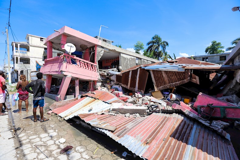 Cerca de 30.000 familias fueron afectadas por el derrumbe de sus viviendas y por los graves daños estructurales ocasionados por el terremoto que tuvo una magnitud similar al ocurrido en enero de 2010.