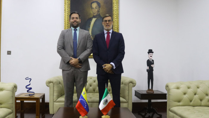 El canciller venezolano Félix Plasencia dialogó con el encargado de Negocios mexicano Mauricio Vizcaíno.