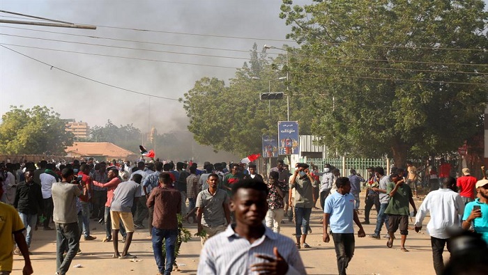Las protestas fueron convocadas por las agrupaciones políticas y ciudadanos que forman parte del proceso de transición iniciado tras el derrocamiento de Omar al Bashir, acontecido en abril de 2019.