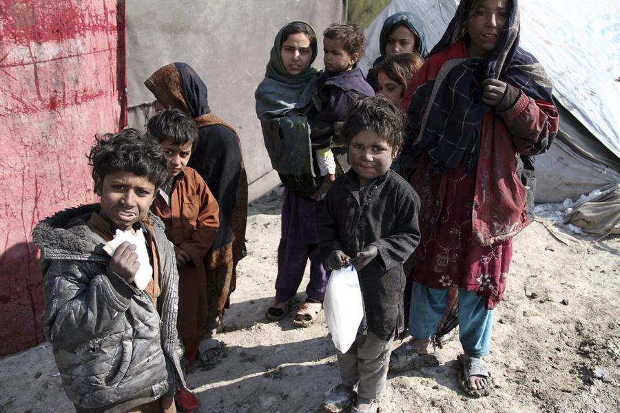 Al menos 38 millones de personas padecen los efectos de la crisis económica afgana.