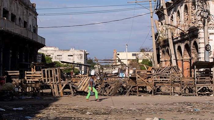 Numerosas arterias de Puerto Príncipe amanecieron bloqueadas.