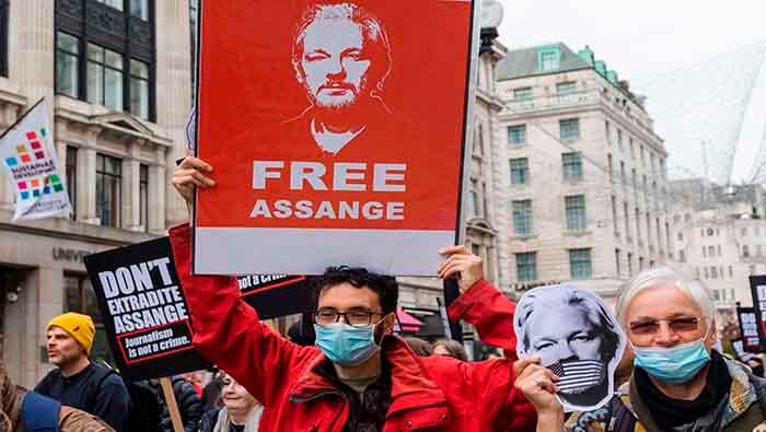 Cientos de personas en Londres se manifiestan a favor de la liberación de Julian Assange.