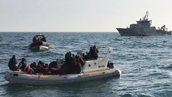Embarcación con migrantes son rescatados por servicios de salvamento franceses en el Canal de la Mancha.