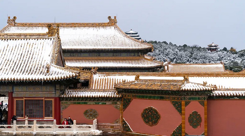 Los tejados y otros espacios del también conocido como Museo del Palacio Imperial se cubrieron con estas nevadas tempranas, que afectaron todo el norte de China.