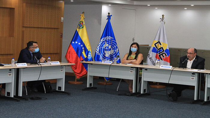 La máxima autoridad electoral de Venezuela estuvo acompañado por representantes del CNE, agradeció la participación de los expertos de la ONU.
