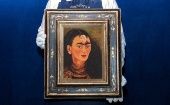 La pintura muestra el rostro de Kahlo con un tercer ojo en el que representa a Diego Rivera, su compañero de vida.
