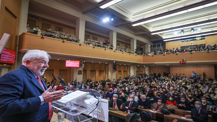 Lula brindó una conferencia ante un entusiasta auditorio en la universidad parisina Sciences Po.
