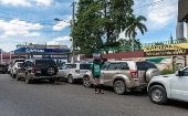 Personas hacen fila para abastecer sus vehículos con gasolina en la capital de Haití. 