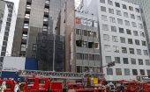 Más de 30 camiones de bomberos asistieron al lugar del incendio en el centro de la ciudad de Osaka.