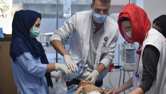 MSF ofrece asistencia médica integral, y pone especial énfasis en la atención a menores de edad y a mujeres (por ejemplo con servicios de obstetricia de urgencia). 