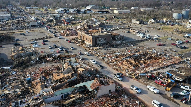 Kentucky fue barrido a lo largo de más de 320 kilómetros por uno de los tornados más largos registrados en Estados Unidos, los cuales dejaron 80 muertos.