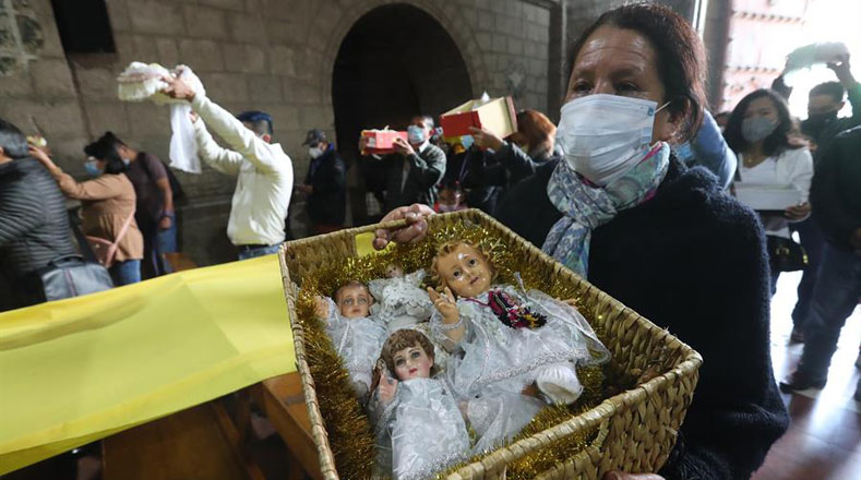 En Bolivia, varias personas llevaron figuras del Niño Jesús a una misa para recibir la bendición de la fiesta de los Reyes Magos en la basílica de San Francisco, ubicada en La Paz.