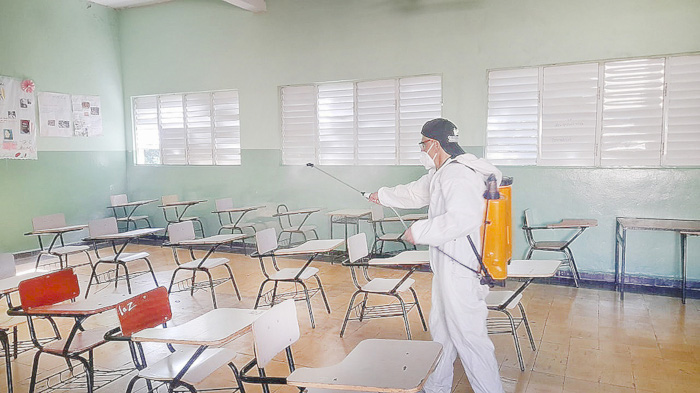 Marieta Díaz, directora de Educación en Santiago, garantizó que en las escuelas los alumnos y la clase magisterial tienen garantizados los productos recomendados por Salud Pública para la higiene y protección.