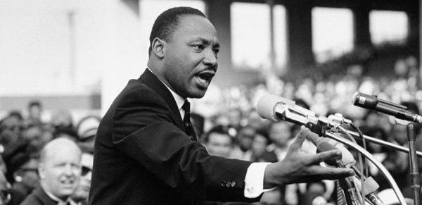 Martin Luther King creía que "la no violencia no es pasividad estéril, sino una poderosa fuerza moral que se hace para la transformación social".