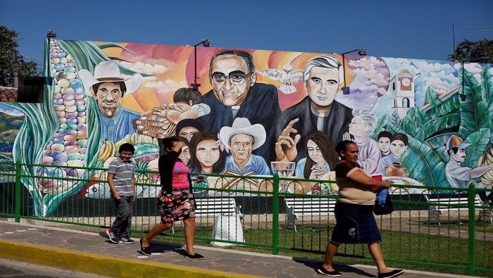 Al igual que monseñor Oscar Arnulfo Romero (a la izquierda, en el mural), el padre Rutilio Grande fue ejemplo al colocar la fe al lado de los pobres.