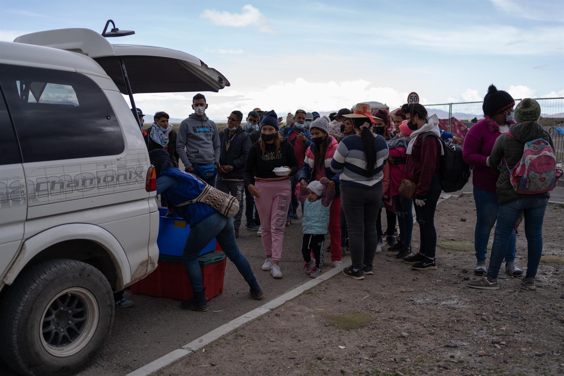 La Organización Internacional de Migración y la Agencia de Naciones Unidas para Refugiados brindan ayuda humanitaria ante el creciente flujo migratorio.
