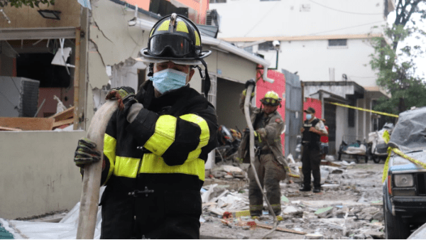 Alrededor  de 20 efectivos y nueve unidades de los Bomberos de Guayaquil brindaron asistencia ante la emergencia.