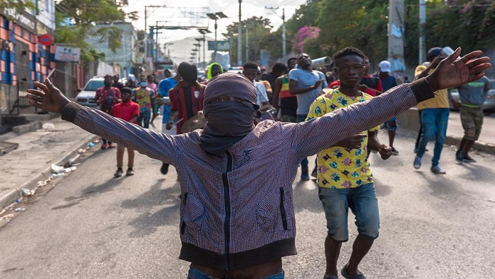 Los manifestantes insistieron en continuar con las protestas si el gobierno haitiano no propone un aumento para los trabajadores.