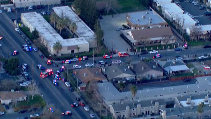 Agentes policiales de Sacramento rodean la iglesia donde ocurrió el tiroteo.
