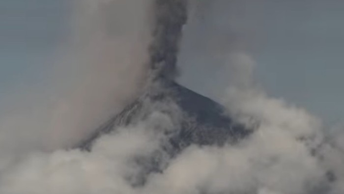 El volcán de Fuego es uno de los tres activos en Guatemala, y en junio de 2018 registró una violenta erupción que dejó unos 300 muertos, miles de damnificados y aldeas azotadas por la ceniza y la lava.