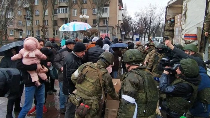 Según precisó la cartera de Defensa de Moscú el envío fue distribuido entre los habitantes entre los que se encontraban niños, mujeres y adultos mayores.