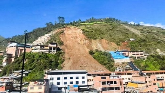 La localidad donde ocurrió el deslave se encuentra en la sierra andina, a 2.800 metros sobre el nivel del mar, y sufrió intensas lluvias durante los últimos días.