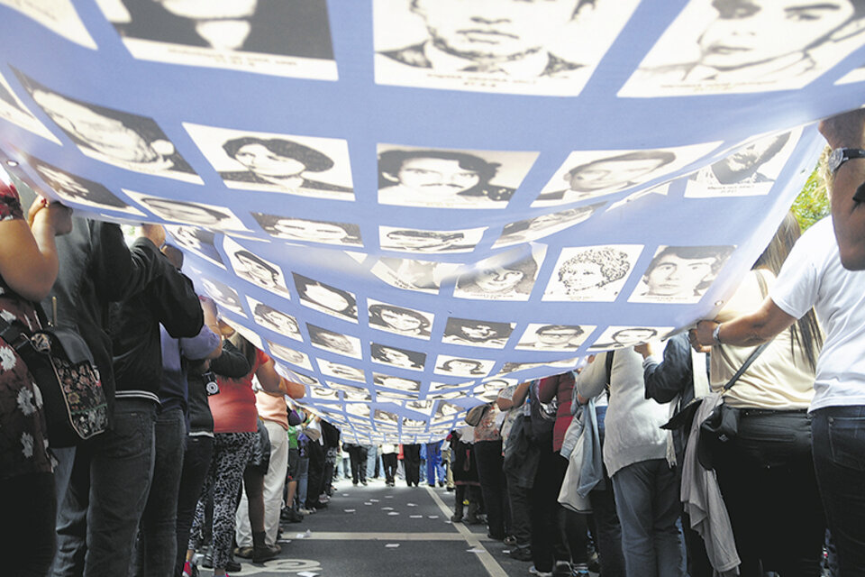 El reclamo de justicia por las víctimas de la dictadura y 30.000 desaparecidos por causa de la dictadura, está clavado en la memoria del pueblo argentino